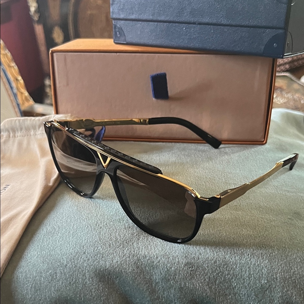 LOUIS VUITTON MASCOT BLACK